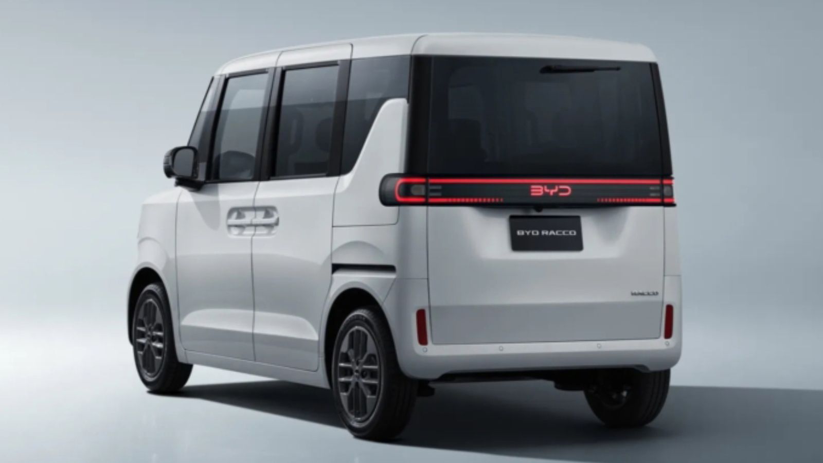 Η BYD διαθέτει ήδη στην Ιαπωνία το Racco, ένα μικρό ηλεκτρικό αυτοκίνητο μήκους 3,4 μέτρων, σχεδιασμένο ώστε να ανταποκρίνεται στους περιορισμούς της 